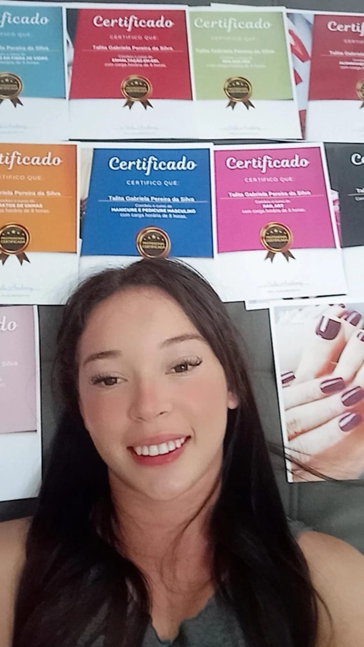 Aluna com certificado